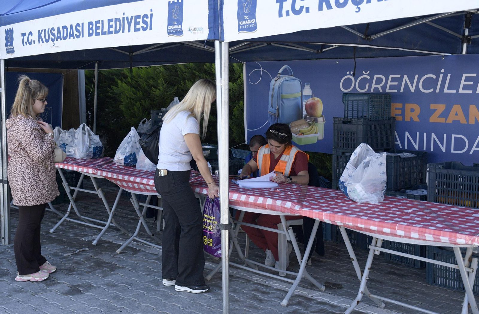 KUŞADASI BELEDİYESİ’NDEN 1400 ÇOCUĞA HAFTALIK BESLENME DESTEĞİ